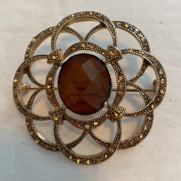 Vintage Monet Pin/Brooch Signed. Tote P4 - Picture 2 of 4